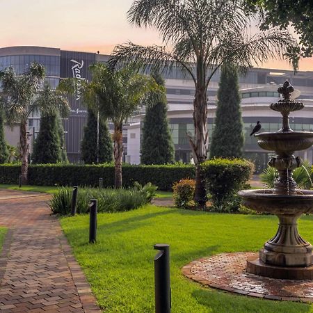 Radisson Hotel And Convention Centre Or Tambo Airport Йоханесбург Екстериор снимка