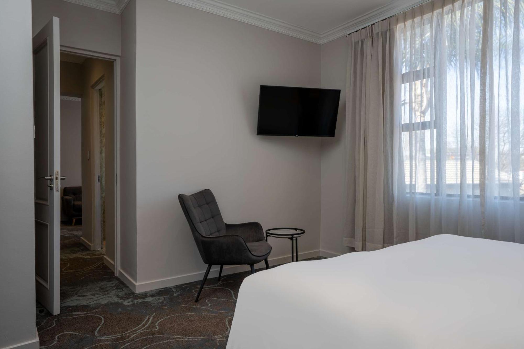 Radisson Hotel And Convention Centre Or Tambo Airport Йоханесбург Екстериор снимка