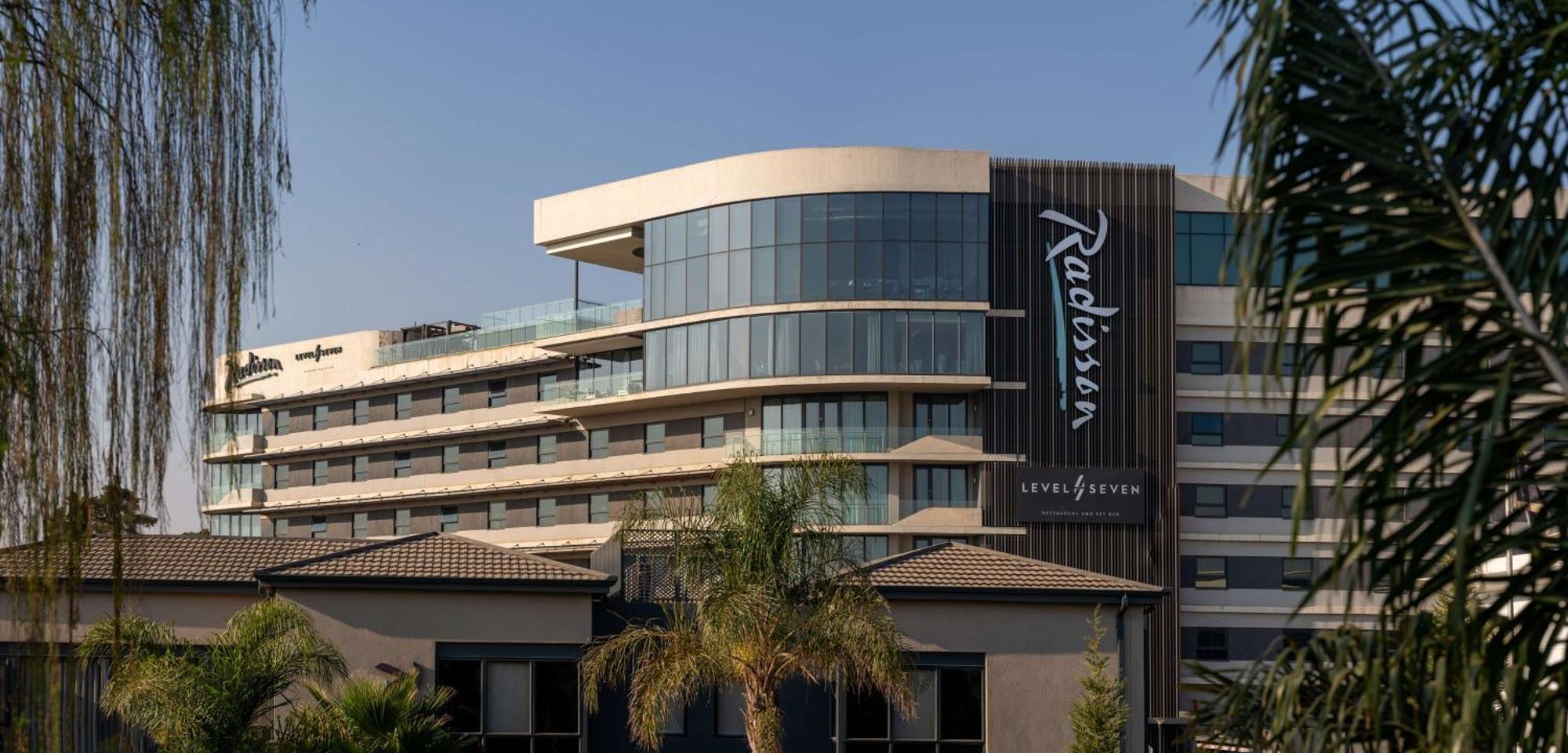 Radisson Hotel And Convention Centre Or Tambo Airport Йоханесбург Екстериор снимка