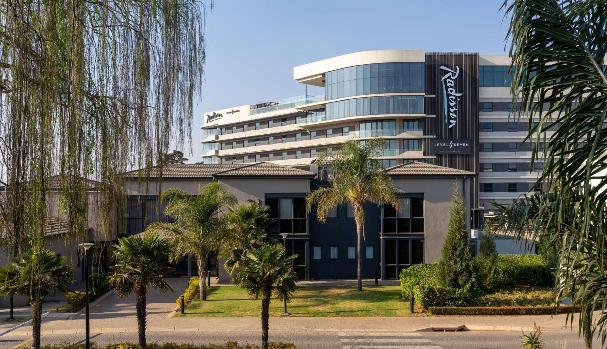 Radisson Hotel And Convention Centre Or Tambo Airport Йоханесбург Екстериор снимка