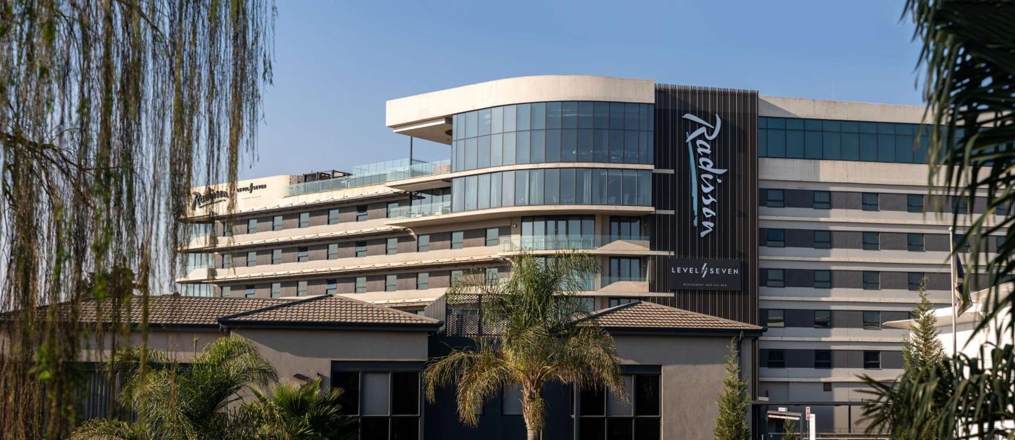 Radisson Hotel And Convention Centre Or Tambo Airport Йоханесбург Екстериор снимка