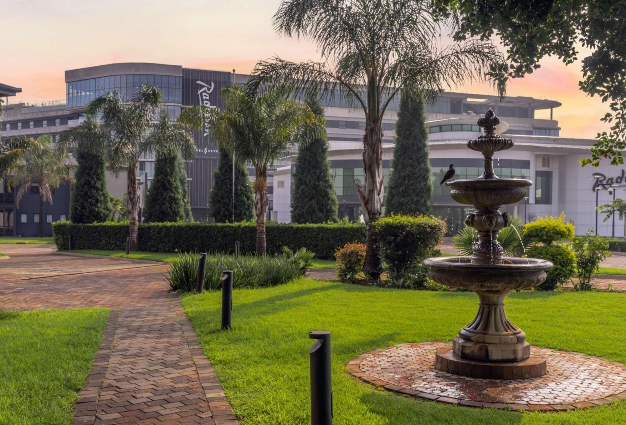 Radisson Hotel And Convention Centre Or Tambo Airport Йоханесбург Екстериор снимка