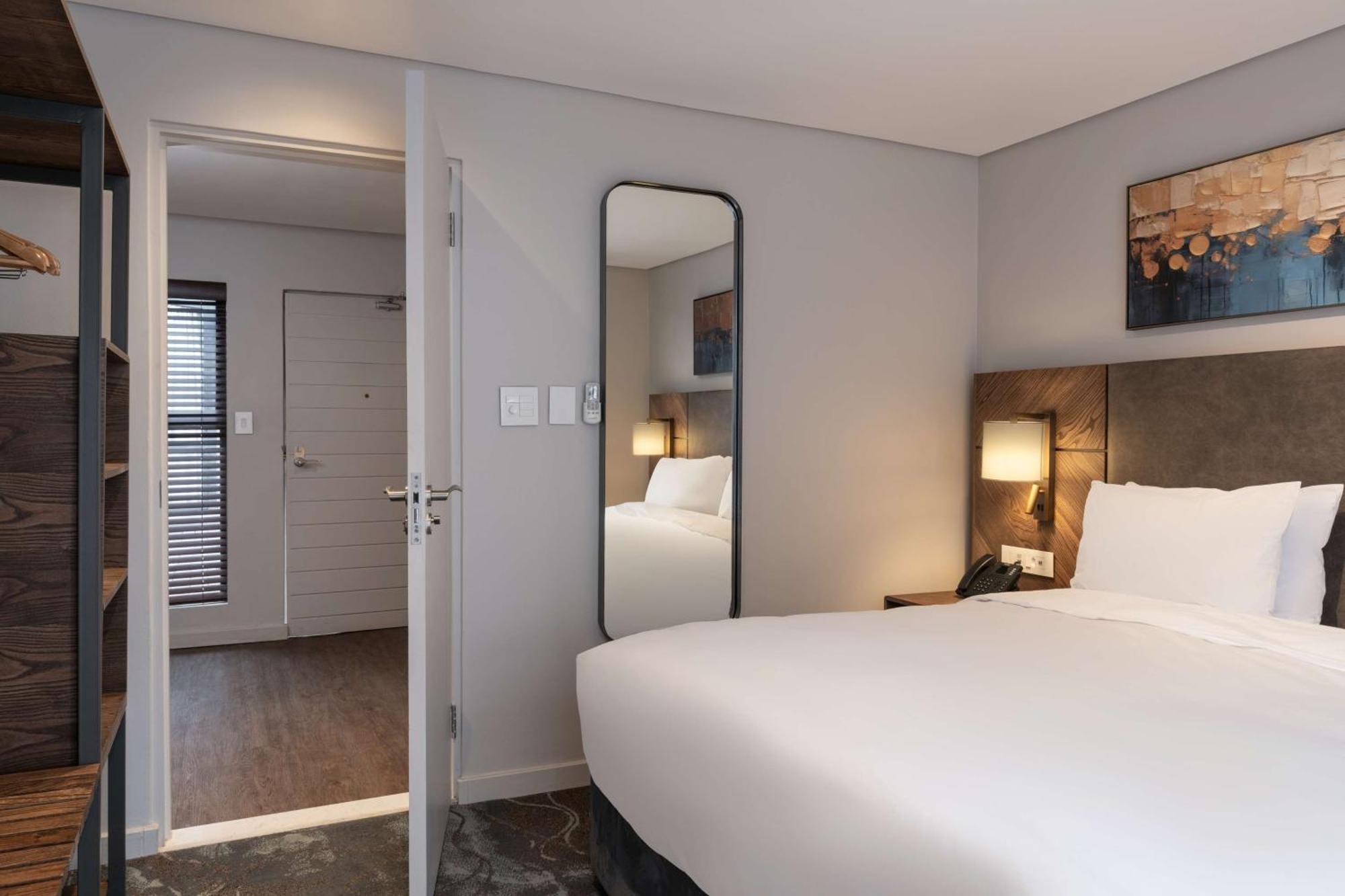 Radisson Hotel And Convention Centre Or Tambo Airport Йоханесбург Екстериор снимка